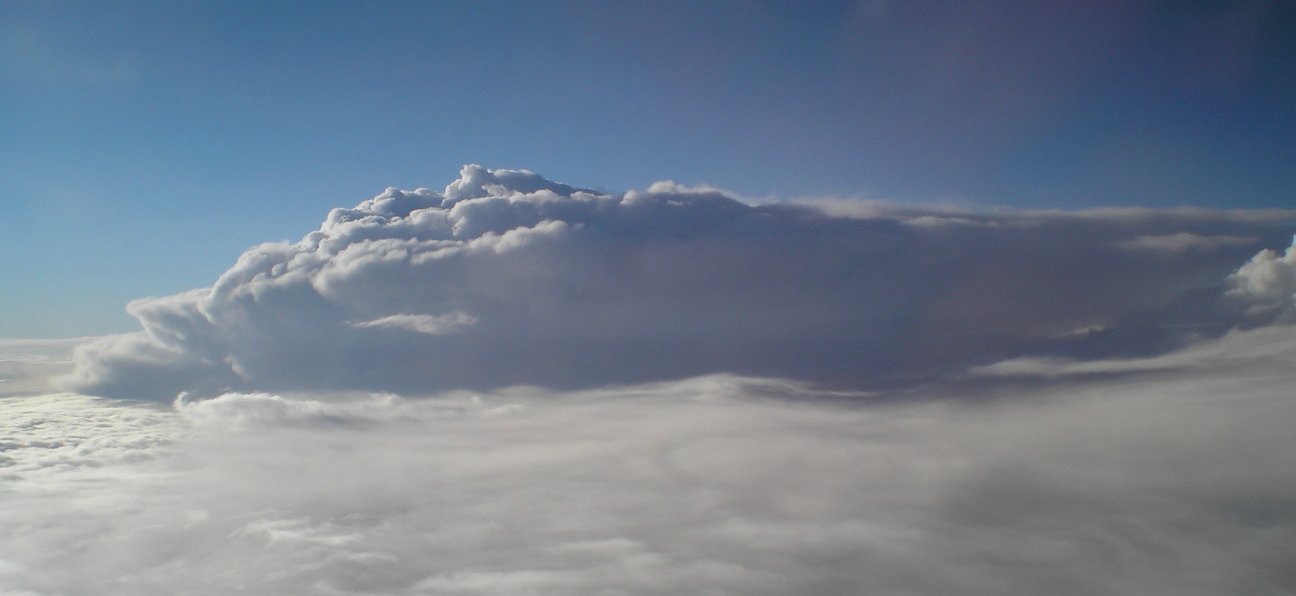 Sideview of a cumulonimbus cloud