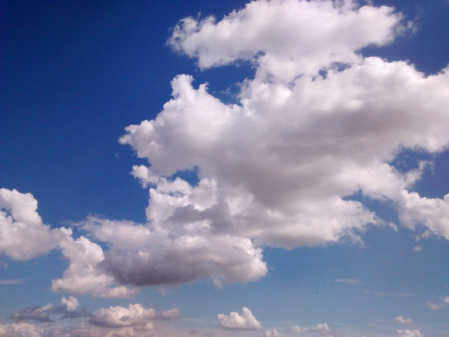 A signle cumulus cloud